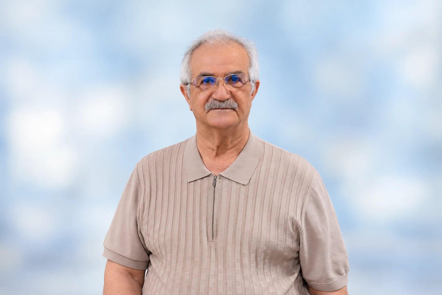 پرتره دکتر محمود داورنیا با پس‌زمینه ویرایش‌شده با هوش مصنوعی